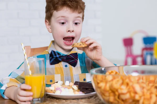 Jonge snoepjes en fastfood minnaar — Stockfoto