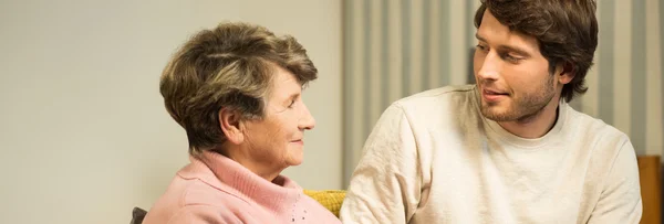 Tijd doorbrengen met ouderen — Stockfoto