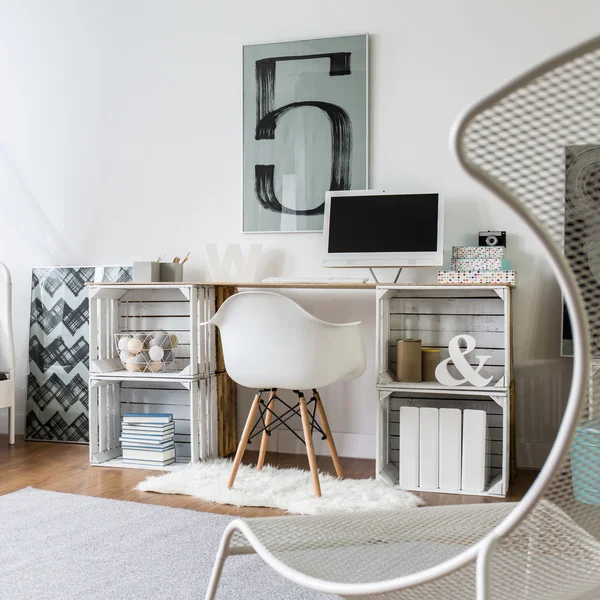 Mesa DIY em quarto elegante — Fotografia de Stock