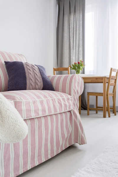 Komfortowa sofa idealny dla relaksu — Zdjęcie stockowe