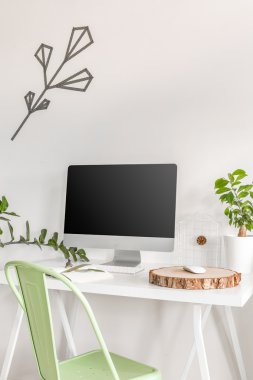 Yeşil dokunuş ile basit ev ofis