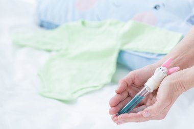 Sıvı ile test tüpü