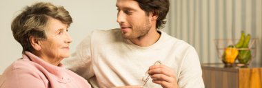 Bakıcı ve yaşlı bayan