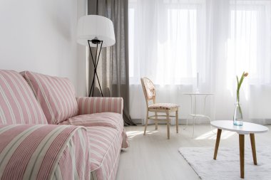 Yumuşak renkler rahat oturma odasında