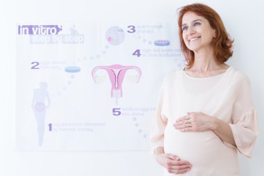 neşeli hamile kadın