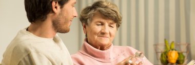 Genç yardımcı bakıcı