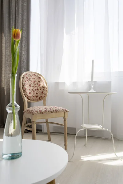 Ljust vardagsrum med eleganta Detaljer — Stockfoto