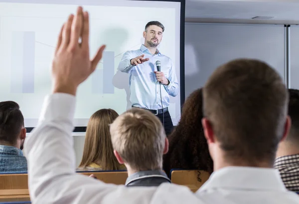 勤奋的学生反映成功的讲师 — 图库照片