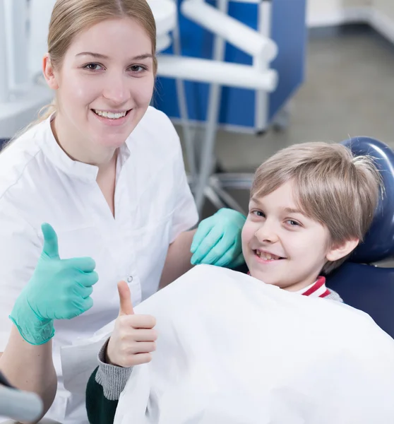 Hij is niet meer bang voor tandartsen — Stockfoto