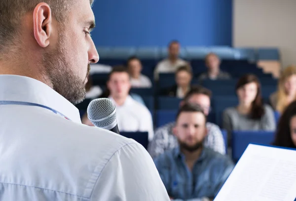 Bra anteckningar tenderar att vara till hjälp under tal — Stockfoto