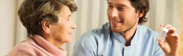 Geven van vrouw geneeskunde — Stockfoto