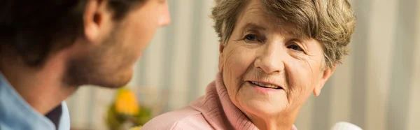 Patient im Gespräch mit Pfleger — Stockfoto