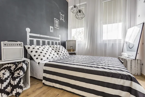 Спальня з крейдовою дошкою ідея стіни — стокове фото