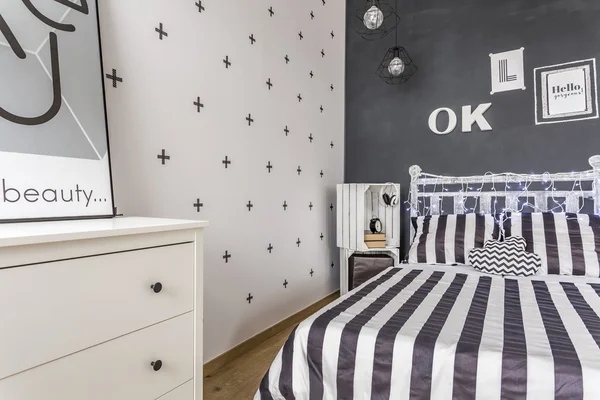 Creatieve stijl zwart-wit slaapkamer — Stockfoto
