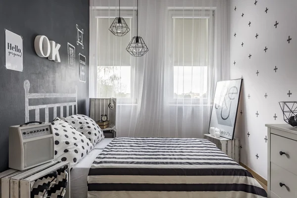 Чорно-біла ідея спальної зони — стокове фото