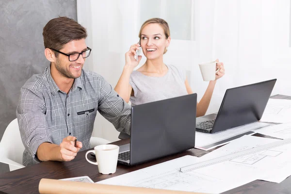 Kurzes Telefonat während der Arbeit — Stockfoto