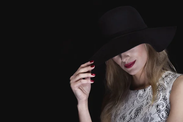 Donna misteriosa con un cappello — Foto Stock