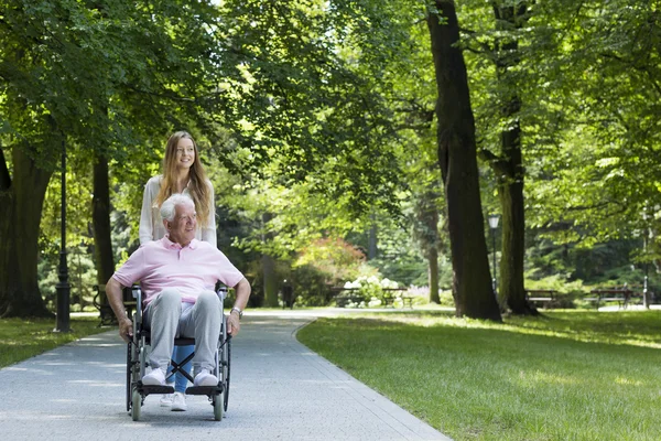 Draußen entspannen ist das beste Heilmittel — Stockfoto