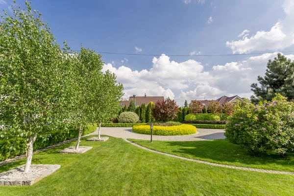 Hermoso jardín espacioso — Foto de Stock