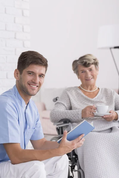 Hon är som en mormor till mig — Stockfoto