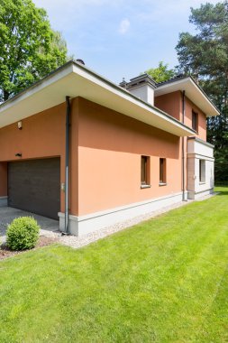 Ormanın içinde çağdaş ev