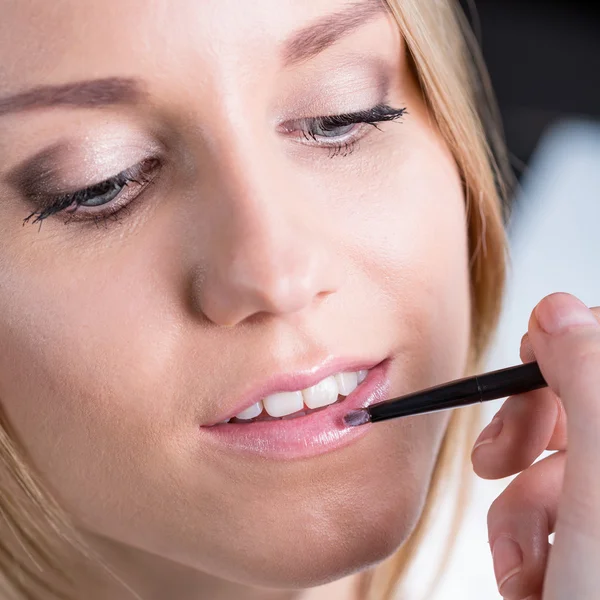 Bride during professional makeup — Stock Photo, Image