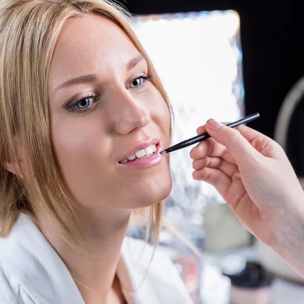 Belleza novia durante el maquillaje de boda — Foto de Stock