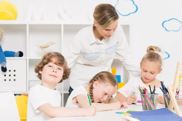 Lilla dagis konstnärer på jobbet — Stockfoto