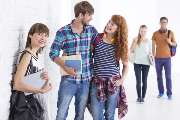 Unga studenter vid akademin — Stockfoto