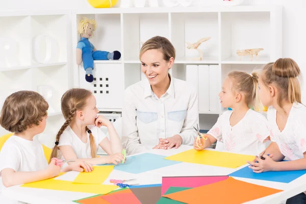 Coloridas clases de arte de jardín de infantes para niños — Foto de Stock