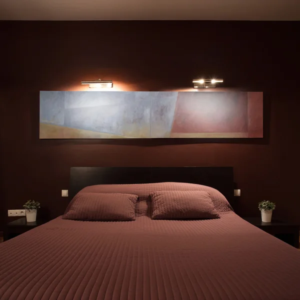 Большая кровать в спальне — стоковое фото