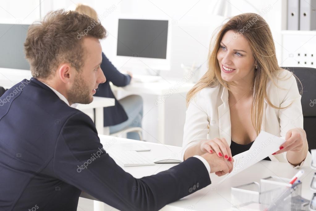 Flirten hand berühren