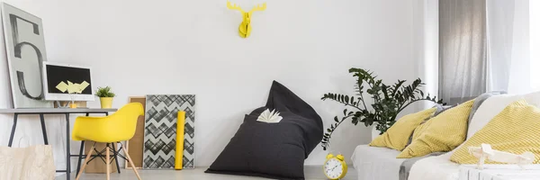 Sarı detayları ile modern oda — Stok fotoğraf