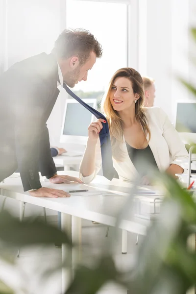 Kan inte sluta flirta med chefen — Stockfoto