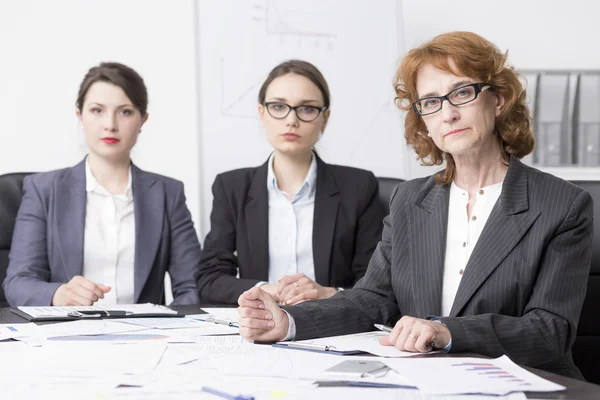 Tillkännage behovet av svåra nedskärningar i budgeten — Stockfoto