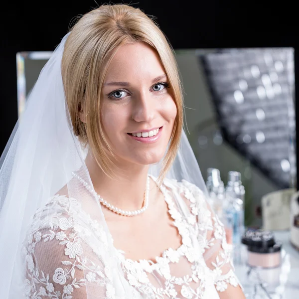 Краса нареченої у весільній сукні — стокове фото