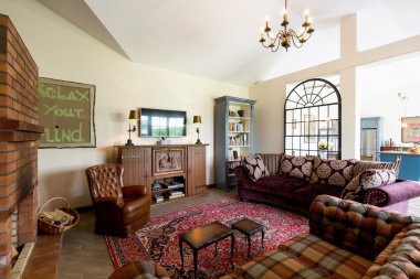 Cattage tarzı oturma odasında