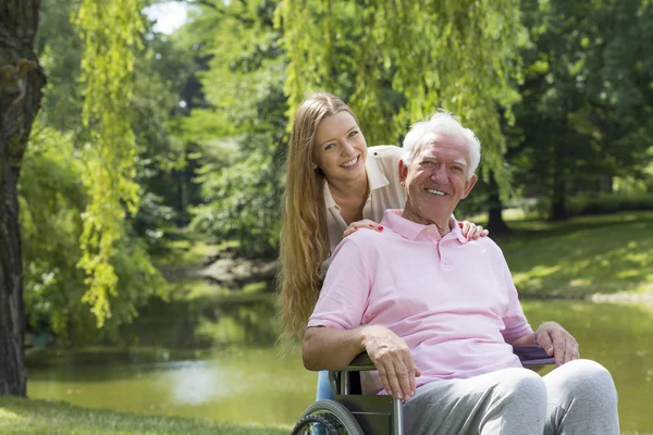 Besondere Bindung zwischen Großvater und Enkelin — Stockfoto