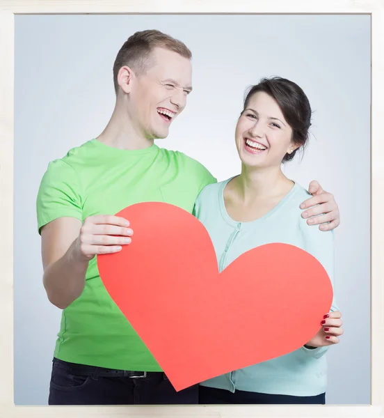 Dos personas compartiendo un corazón ... — Foto de Stock