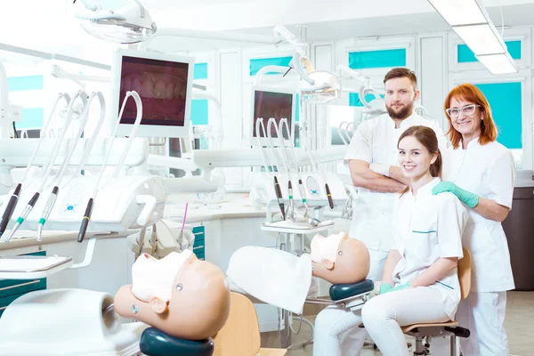 Orientação preciosa de um dentista experiente — Fotografia de Stock