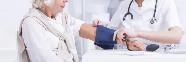 Importance of checking the blood pressure — Stock Photo, Image