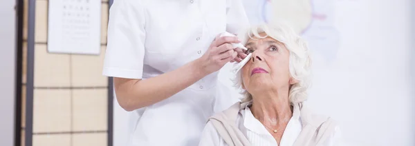 Zorgen te maken over haar visie — Stockfoto