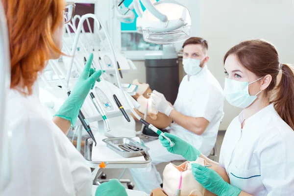 Guía profesional a través de procedimientos dentales — Foto de Stock