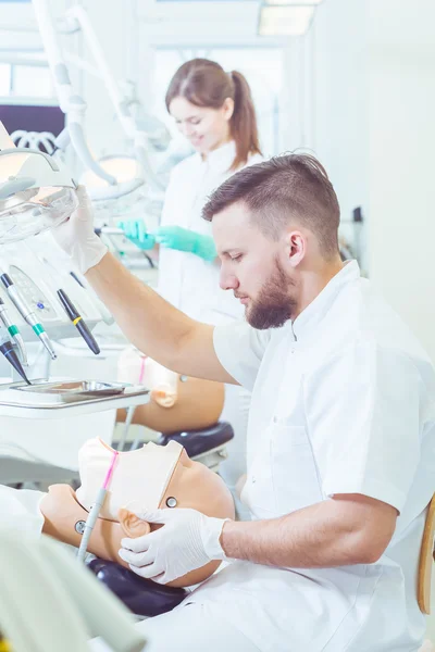 Onun ilk gerçek diş prosedür için hazırlanıyor — Stok fotoğraf