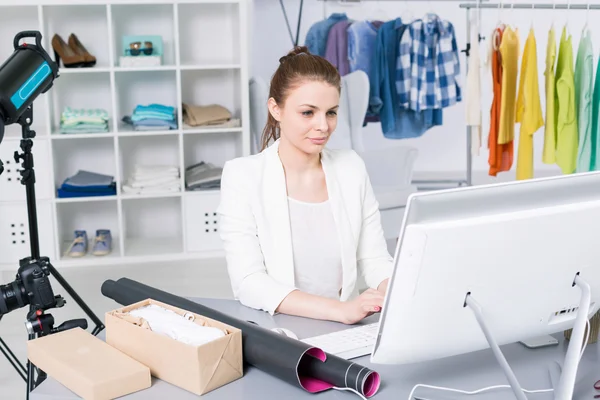 Manejando su propia tienda en línea — Foto de Stock