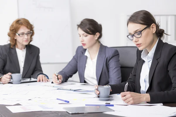 Another hour at her corporate desk — Stock Photo, Image