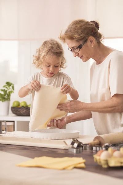 Bakning med en barnflicka — Stockfoto