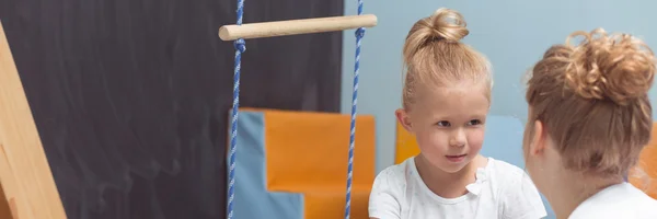 Ella sabe cómo animar a los niños a hacer ejercicio. —  Fotos de Stock