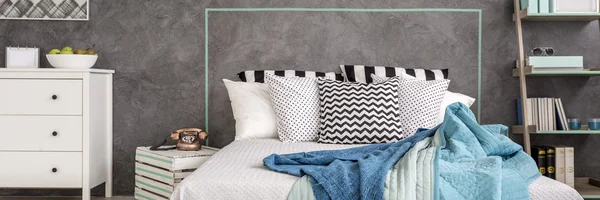 Dettagli blu nel design della camera da letto — Foto Stock