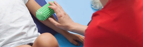 Massagem em uma terapia infantil — Fotografia de Stock